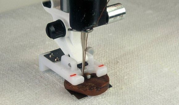 Piedino per bottoni con accessorio