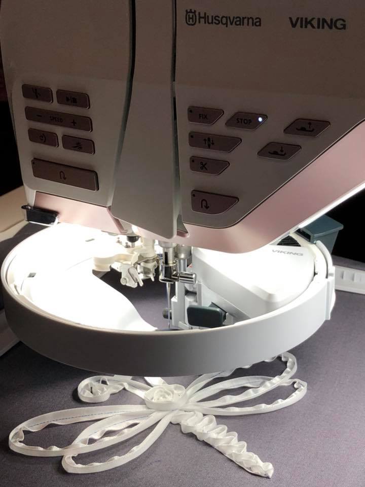 Ribbon attachment 1 - creattivamente Accessorio per ricamo con nastro husqvarna serie epic - immagine 2